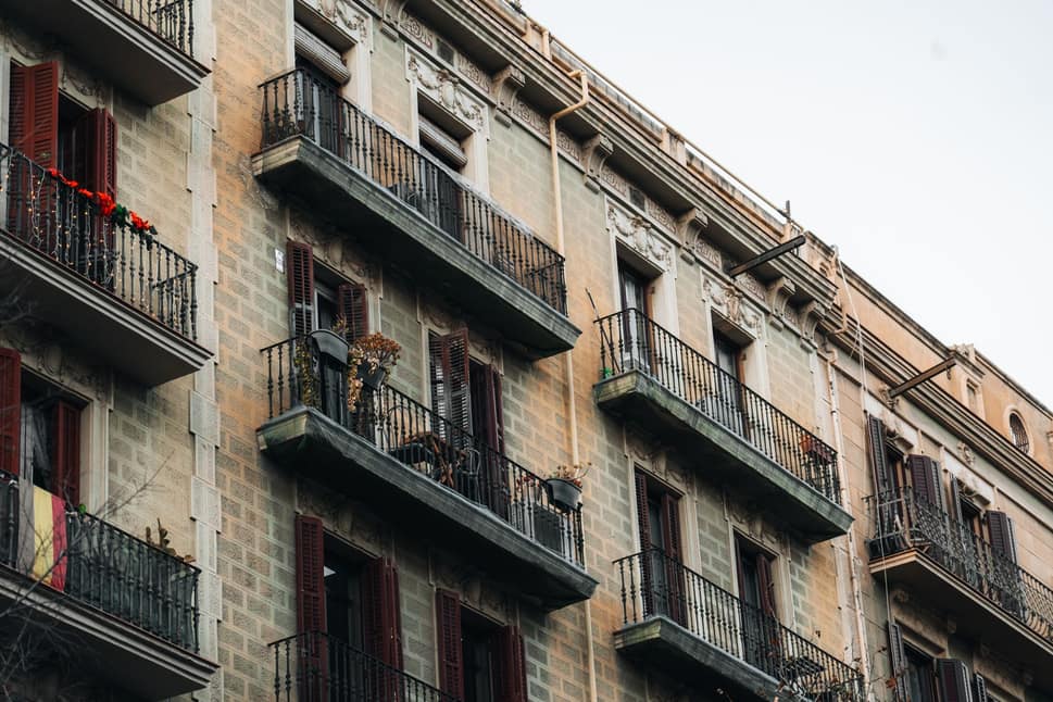 Una carpeta sobre el mostrador